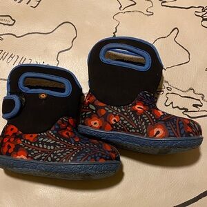 Bogs Kids Boots in Black and Red Floral